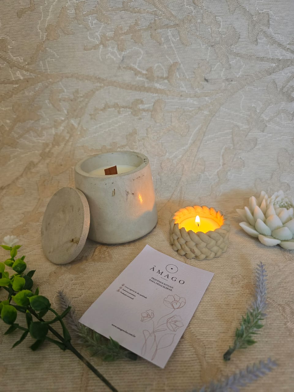 Vela Lavanda Inglesa — vela acesa, tampa ao lado e vela pinha ao fundo