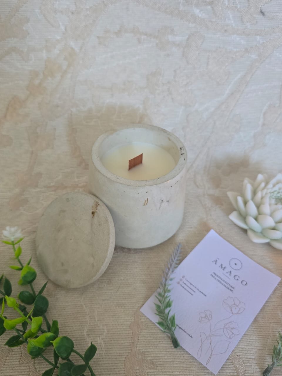 Vela Lavanda Inglesa — vela acesa ao lado da tampa e do cartão da marca