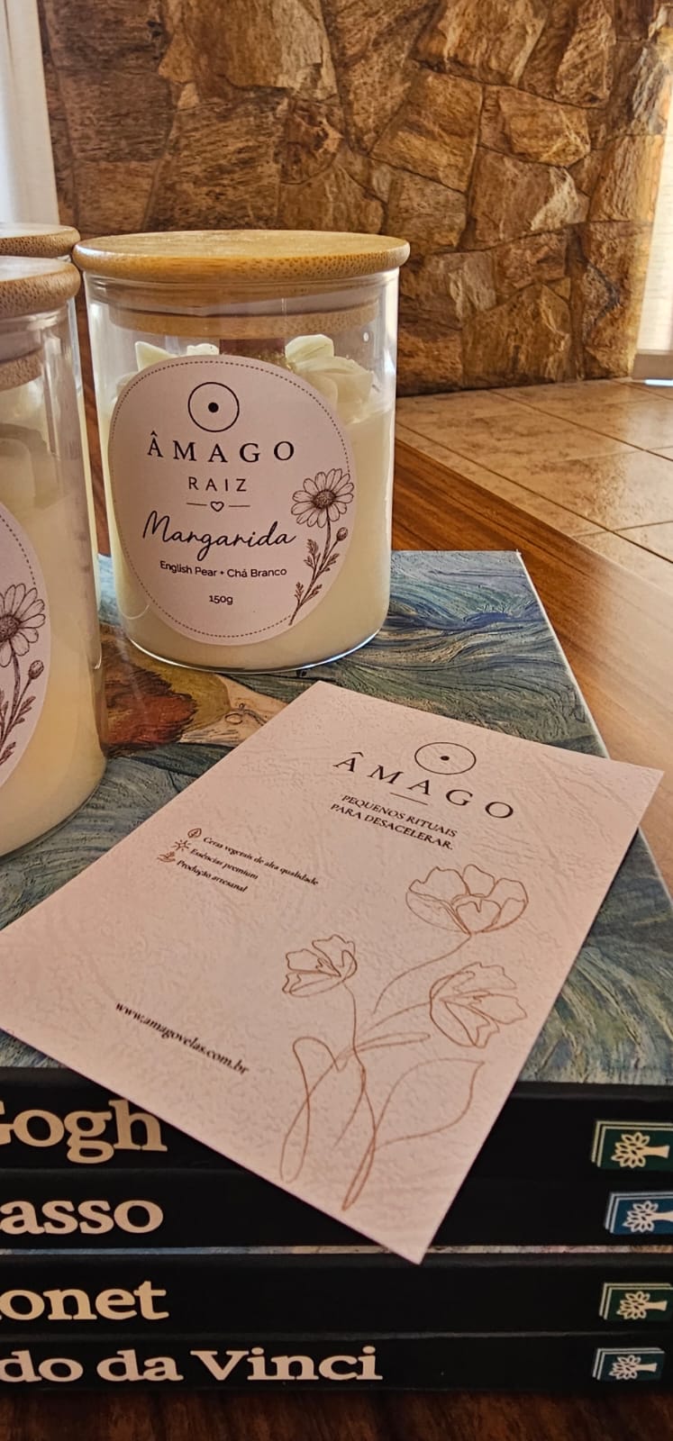 Vela Margarida — vela ao lado do cartão da marca